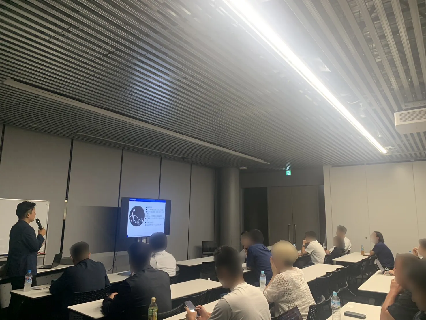 くわばらひろき(桑原弘樹)がプレゼン中の写真