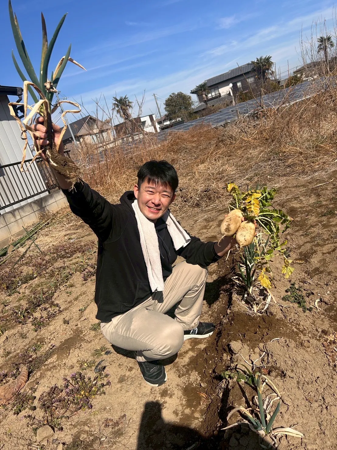 くわばらひろき(桑原弘樹)の畑作業中の写真