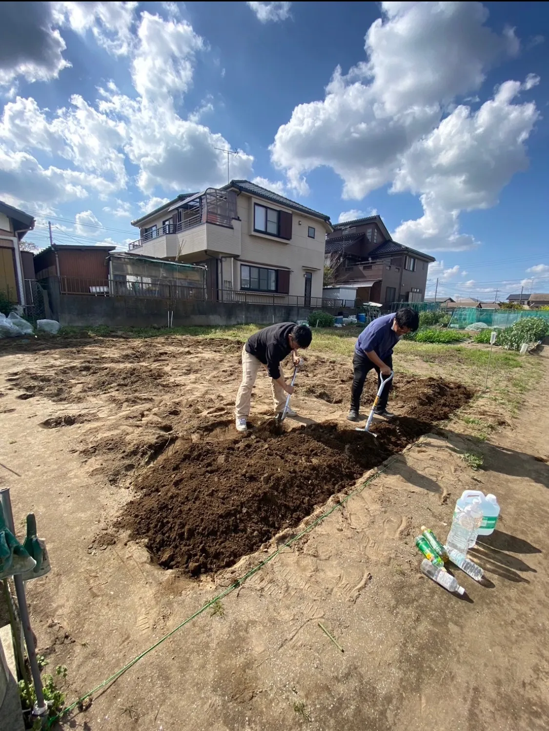 くわばらひろき(桑原弘樹)の畑作業中の写真