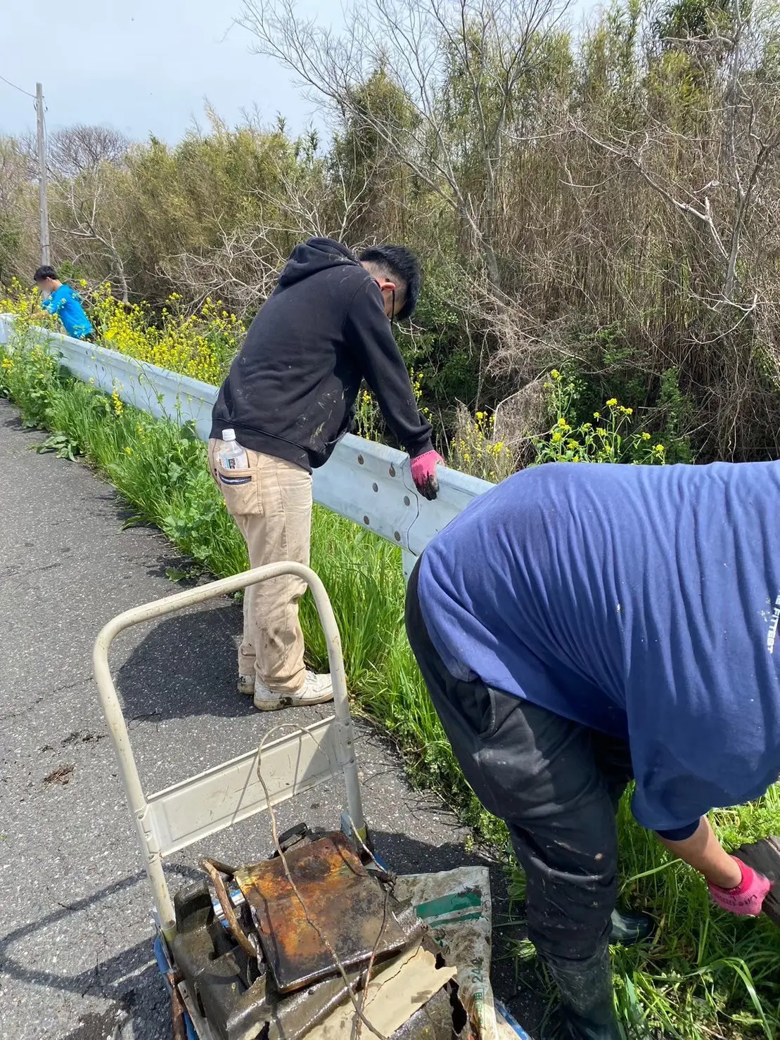 くわばらひろき(桑原弘樹)の清掃活動中の写真