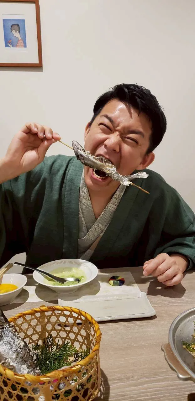 くわばらひろき(桑原弘樹)と魚の写真