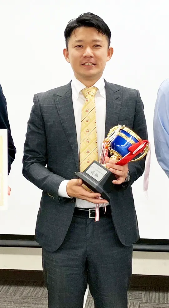 くわばらひろき(桑原弘樹)が表彰された写真